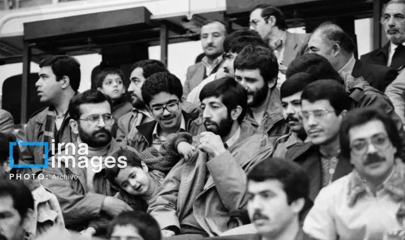 عکسی از جوانان شهید کمال خرازی و حددادال در ورزشگاه آزادی/ تصاویر دیپلمات شهید در کنار امام، رهبر شهید انقلاب، محسن رضایی و صیاد شیرازی