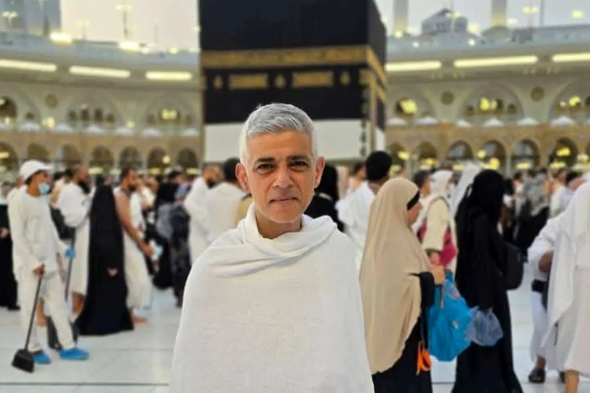 عکس؛ شهردار لندن احرام پوش در مکه