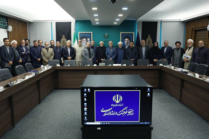 عارف: نگاه حمایتی به مردم و اهل فرهنگ باید کنار گذاشته شود