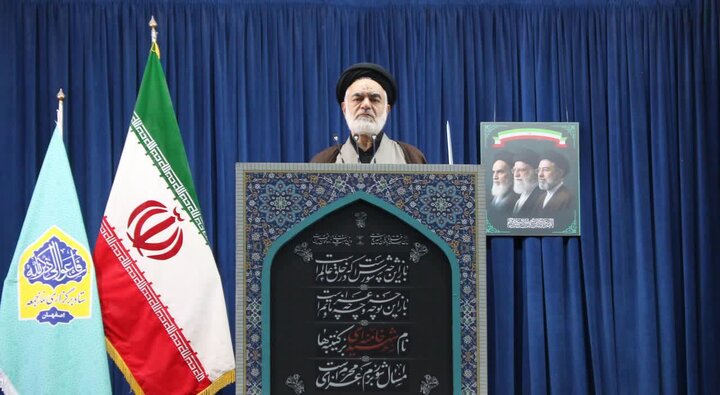 حفظ وحدت و عدم اعتماد به دشمن باید محور تصمیم گیری ها باشد