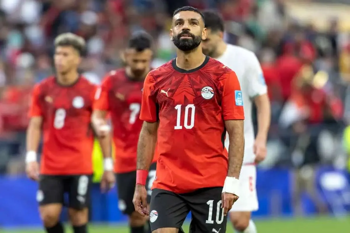 تصویر; محمد صلاح به رامین دلداری می دهد