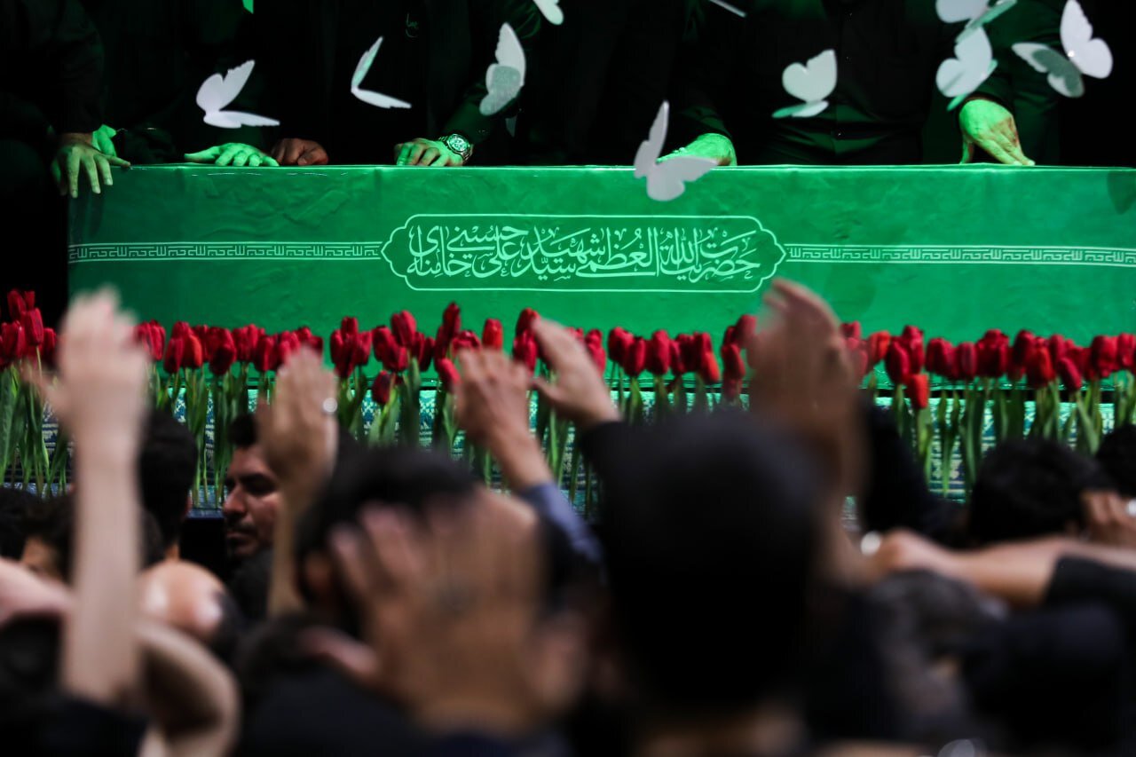 حضور احمد وحیدی در مراسم وداع با خانواده معظم شهدا با پیکر مطهر رهبر شهید انقلاب