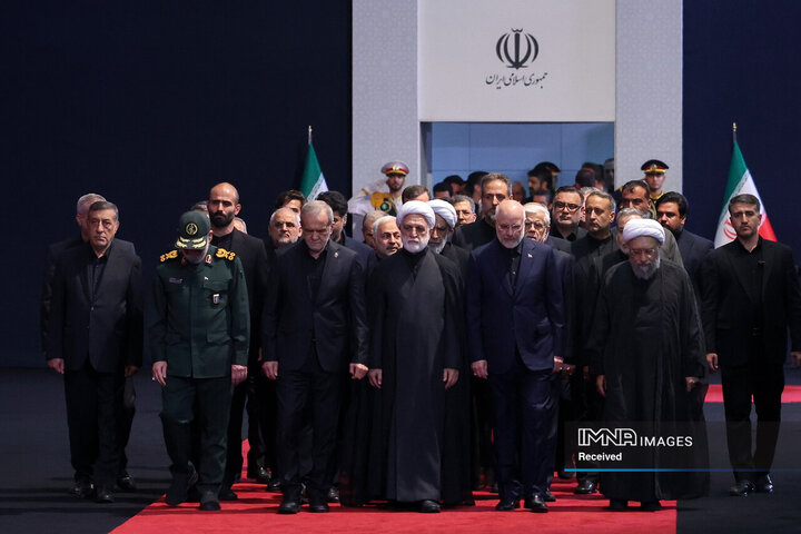 سران قوا و رئیس مجمع تشخیص مصلحت نظام از رهبر شهید انقلاب ادای احترام کردند.