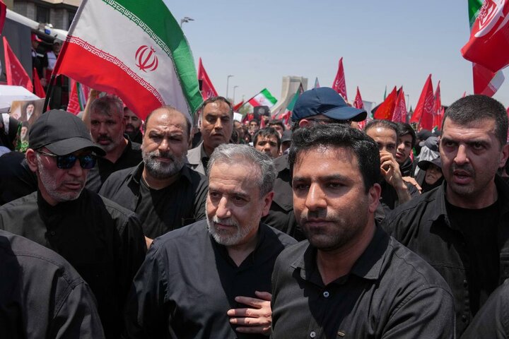 حضور وزیر امور خارجه در مراسم تشییع پیکر رهبر شهید انقلاب