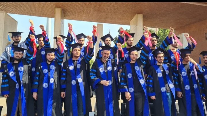 دانشگاه شریف به احترام رهبر خود ایستاد + فیلم
