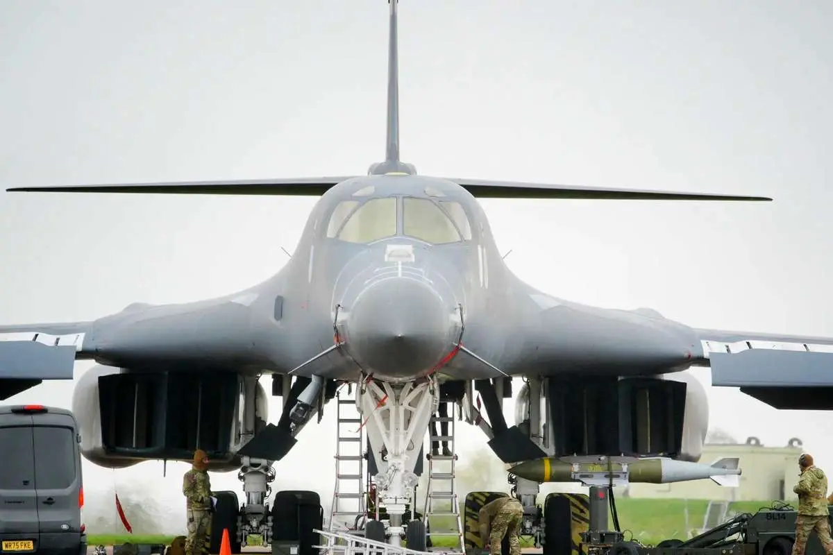 استفاده آمریکا از بمب افکن B-1 برای حمله به ایران