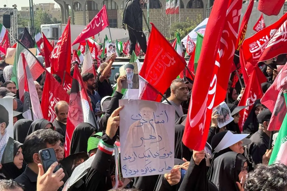 تصاویر; دست نوشته ها و پلاکاردهای مراسم تشییع رهبر شهید