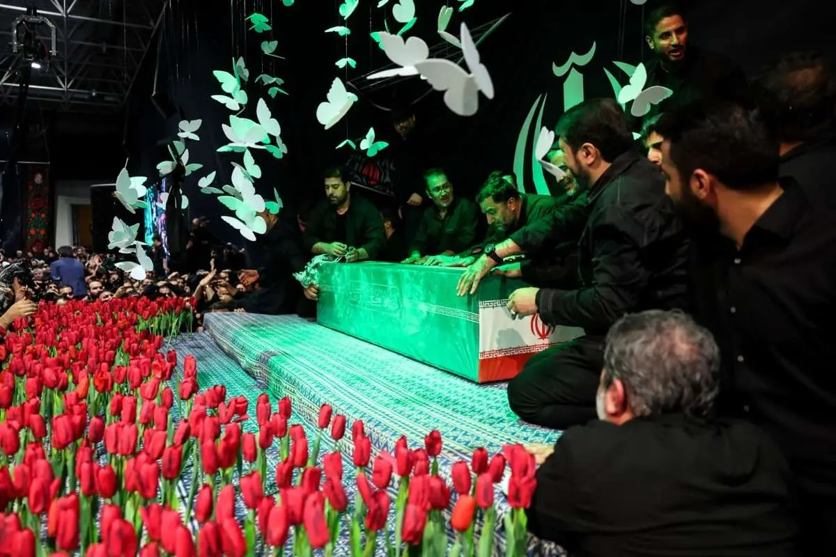 تصویر; وداع فرمانده کل سپاه پاسداران با پیکر شهید انقلاب
