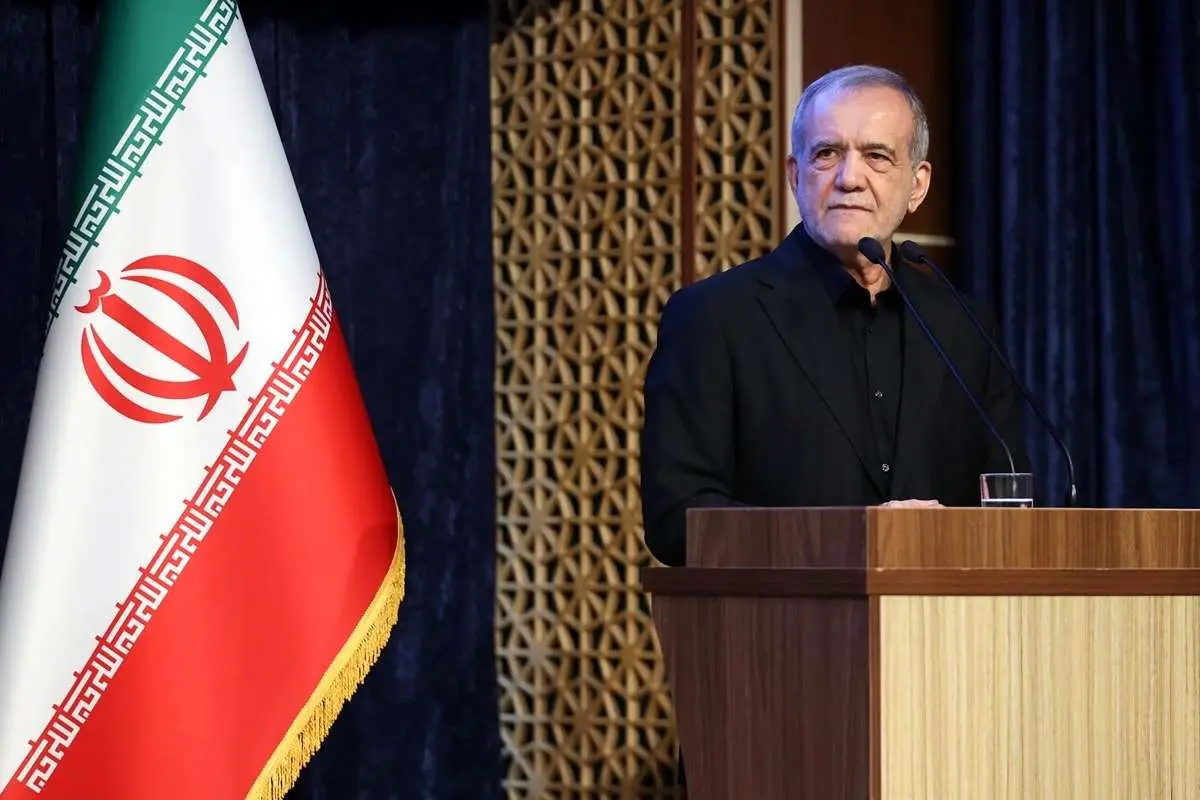 تصویر; پزشکان در مراسم تشییع پیکر خانواده شهید لاریجانی