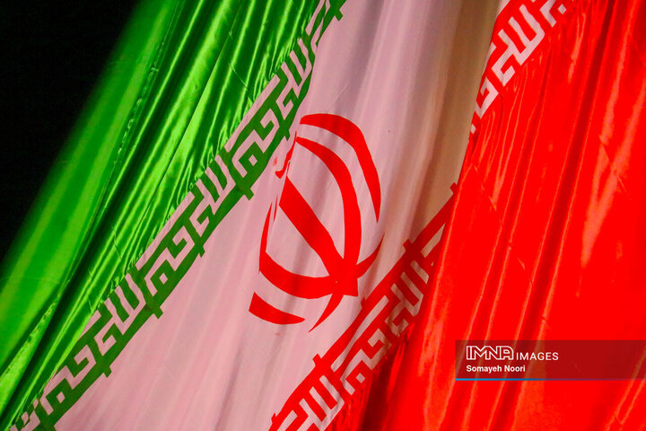 پرچم ایران در آغاز سال تحصیلی برافراشته شد