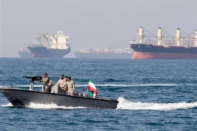 منبع آگاه: تردد شناورهای متخلف در تنگه هرمز به طور کامل متوقف شد - تسنیم